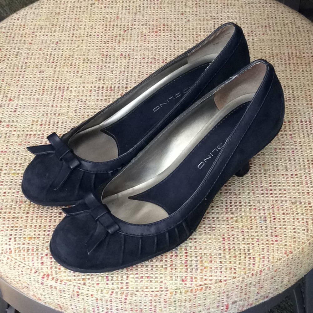 Bandolino Navy Low Heel Pumps